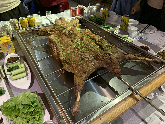 色澤金黃，香味濃郁的烤全羊